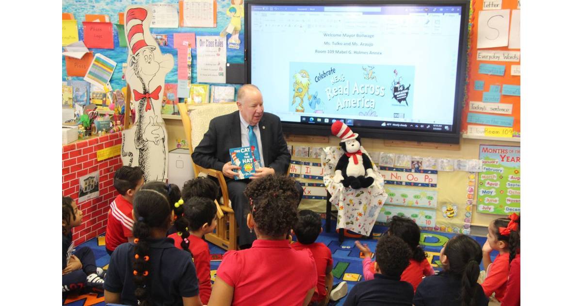 Mayor Bollwage Celebrates Read Across America with Joseph Battin School