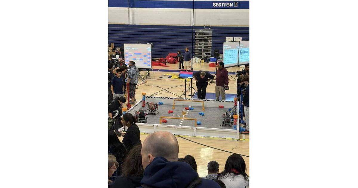 Equipo de robótica de Millburn celebrando su victoria en el torneo VEX