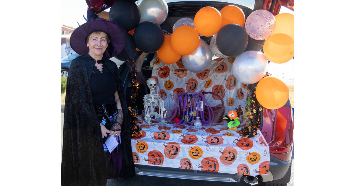 Decorated Trunks and Oh! Those Costumes! Bergen New Bridge Trunk or