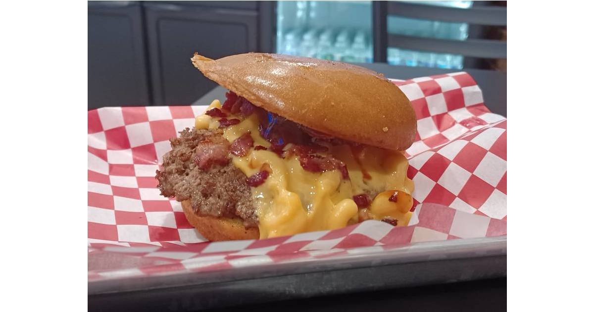 Buns N Shakes Owners Hope New Restaurant on Church Street is a Smash