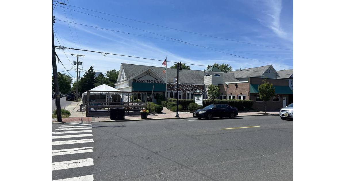 The Boathouse Bar and Grill Loses Liquor License in Foreclosure