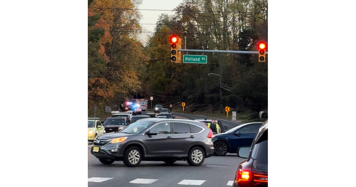 CRASH IN HOLMDEL LAUREL AVE. LANE CLOSED TRAFFIC ALERT Holmdel