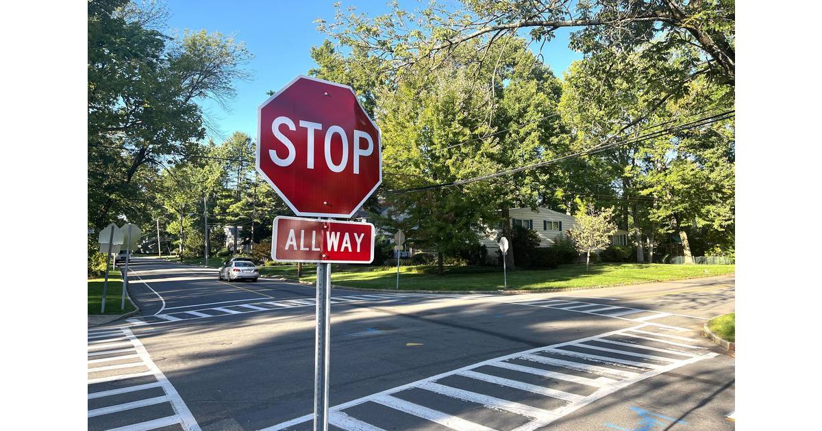 FourWay Stop at Canoe Brook Parkway and Hartley Road Now Active