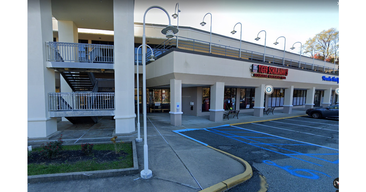 Car Crashes into Strip Mall on Rt. 10 in Parsippany Parsippany, NJ