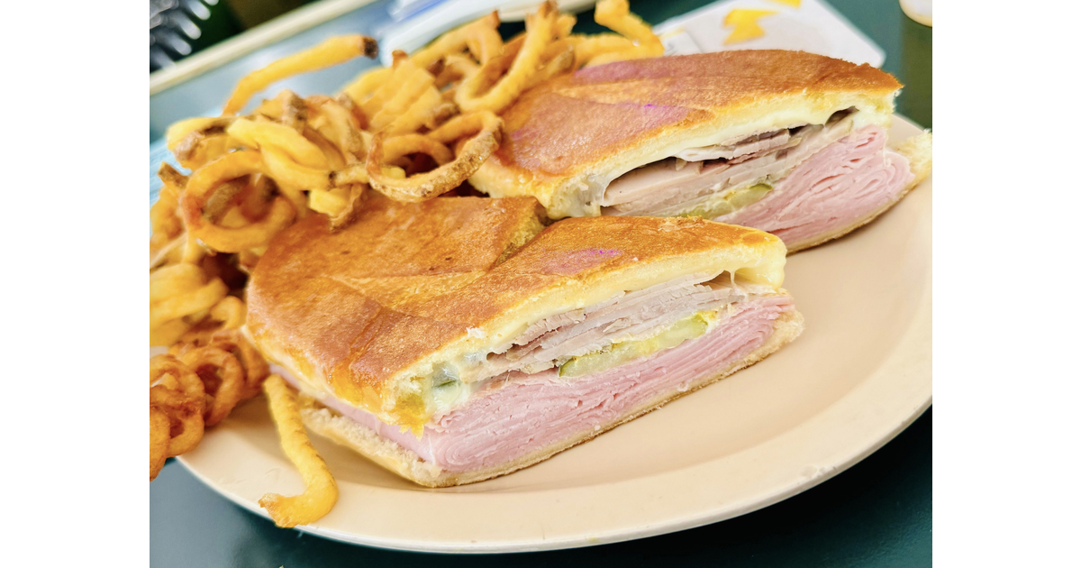 Wings Plus Ramblewood Serves Up Hearty Lunch Specials in Coral Springs