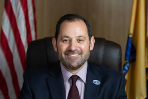 Carousel_image_5953fde20c56c0b46d34_022820_losardo_0036_headshot