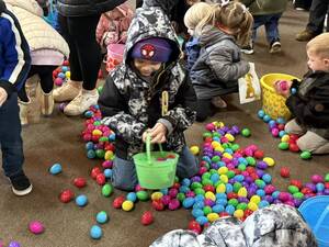 Carousel image a79b19a291d7079d1d76 0417 gp a1 centerpiece downpage article photo   easter egg hunt 6