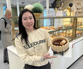 Carousel image 4d68fc3930a19933237b 1 10 25 gloria jun with customer in background