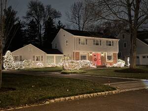 Carousel image 4bd026 holiday lights contest