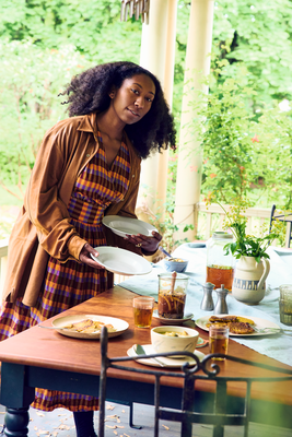 Carousel image d0e3dc7576bc2eb7c79c 14 26biz book signing author 