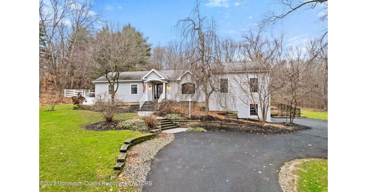 Home of the Week 14 Eleanor Lane Roosevelt, NJ 08555 North Plainfield/Green Brook/Watchung