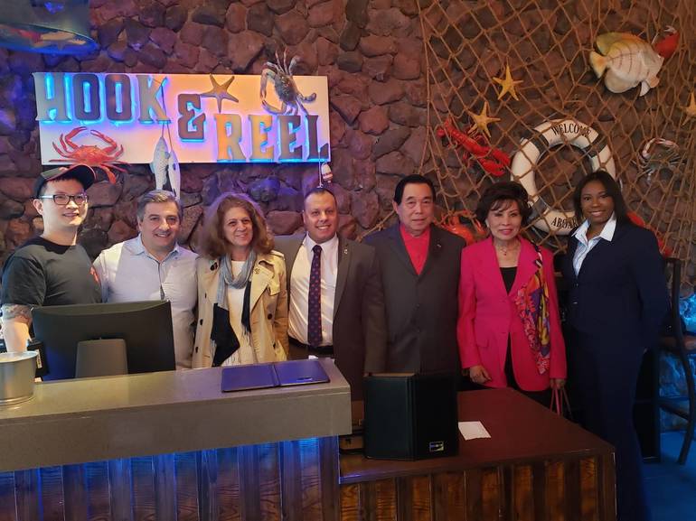 Hook and Reel Cajun Restaurant Celebrates Grand Opening in West Orange