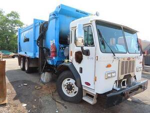 Carousel image 886d749fc41dcd6a55d5 2015 peterbilt 320 side load garbage truck