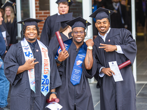 Carousel image de4ef37558debcbb3510 2024 undergrad candid photos 22