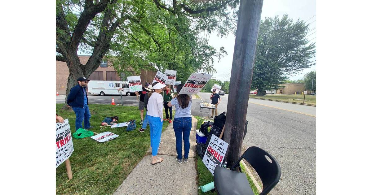 Writers Guild Members Picket Moonachie Production Studios Hasbrouck