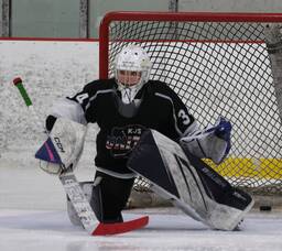 Carousel image a6e045 nited ce ockey s goalie rielle isco