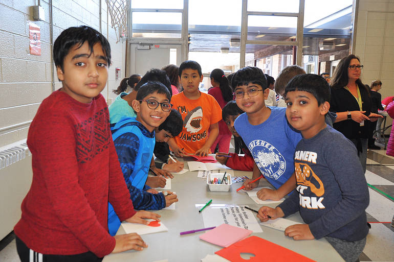 Alerte au concours: partagez votre amour pour gagner! Hamilton Primary Students Create Valentines for Veterans | TAPinto