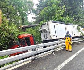 Carousel image 87a40478d26bfb8bf611 33 25blot hillsdale tractortrailer rollover