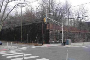 Carousel image 4176d3e1427bd3e88924 6th street embankement