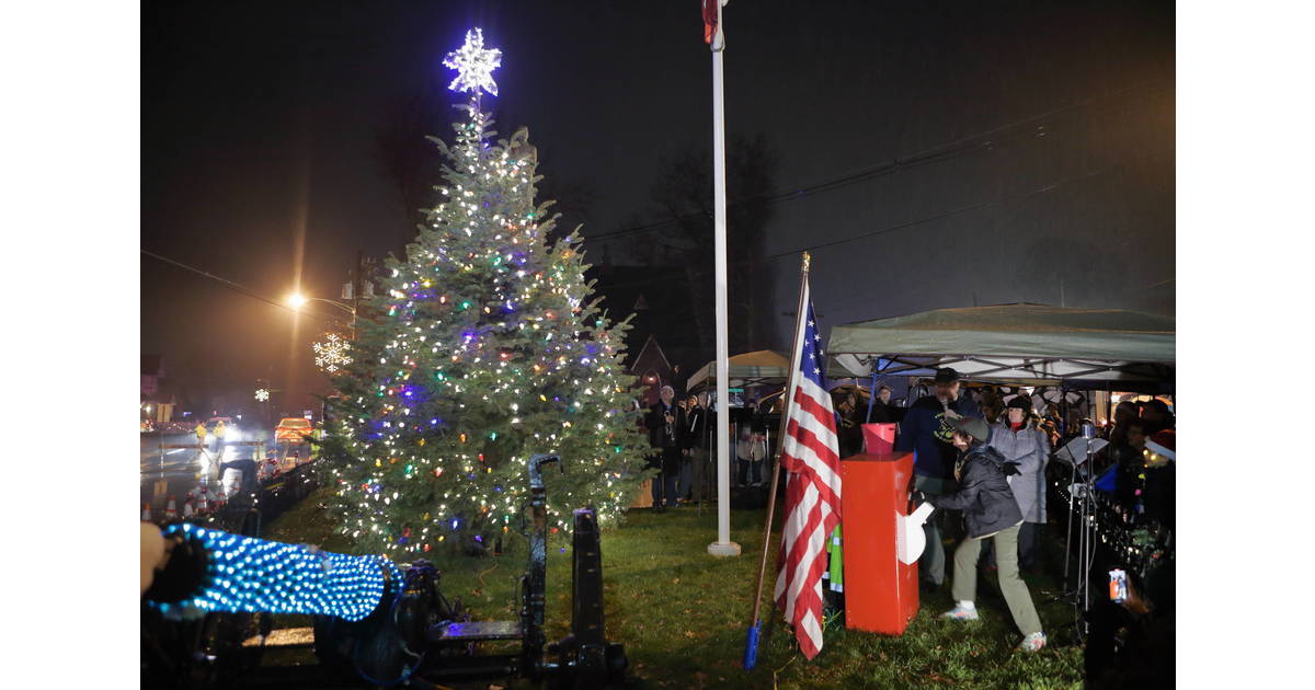 Flemington Holds Annual Tree Lighting Ceremony (Photo Gallery