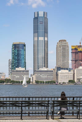 Carousel_image_89716b90141d9948e351_99_hudson_ext_skyline_manhattan_promenade_4_copyright_andrew_rugge