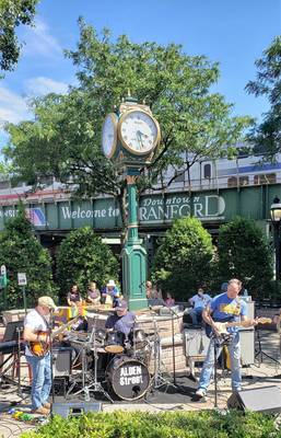 Carousel image 8164a2ee6225512eba51 alden st at clock