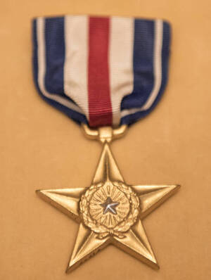 Carousel image 67498b7884a04c83ccff best crop 8a868b97555b66a5015b silver star medal  united states   cropped 