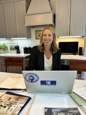 Carousel image 656b4fb5950293c8e1ae brooke at desk