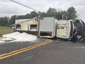Carousel image d3ec1b dump truck rollover buckingham