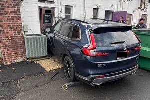 Carousel image ba3d62aab81182648ffc car vs building 1