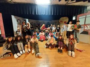 Carousel image e6fd6ef3b3675fad6301 cast and crew
