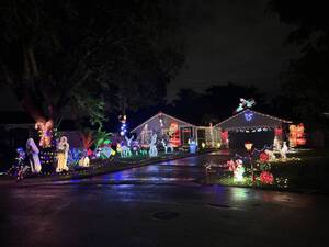 Carousel image b85bab69554294d84d20 cc holiday lights 1