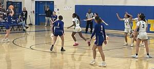 Carousel image 417188c5d86bc827ca57 chargersgirlsbb1