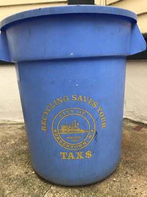 Carousel image 13cef6d249295d05d563 city recycling bin