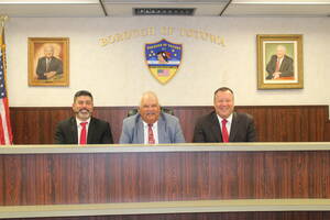 Carousel image b397488d8f266db4408c councilmen and mayor