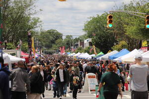 Carousel image 6d53c0449d5937e646b0 crowd shot looking south down the blvd