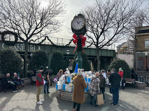 Carousel image 7c1ad456d05c1716beb1 crowd at clock