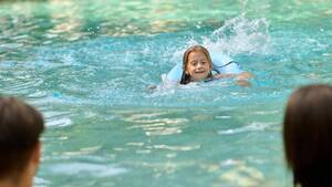 Carousel image f32c40e373cec5d5a0af cute girl her parents spending time swimming pool