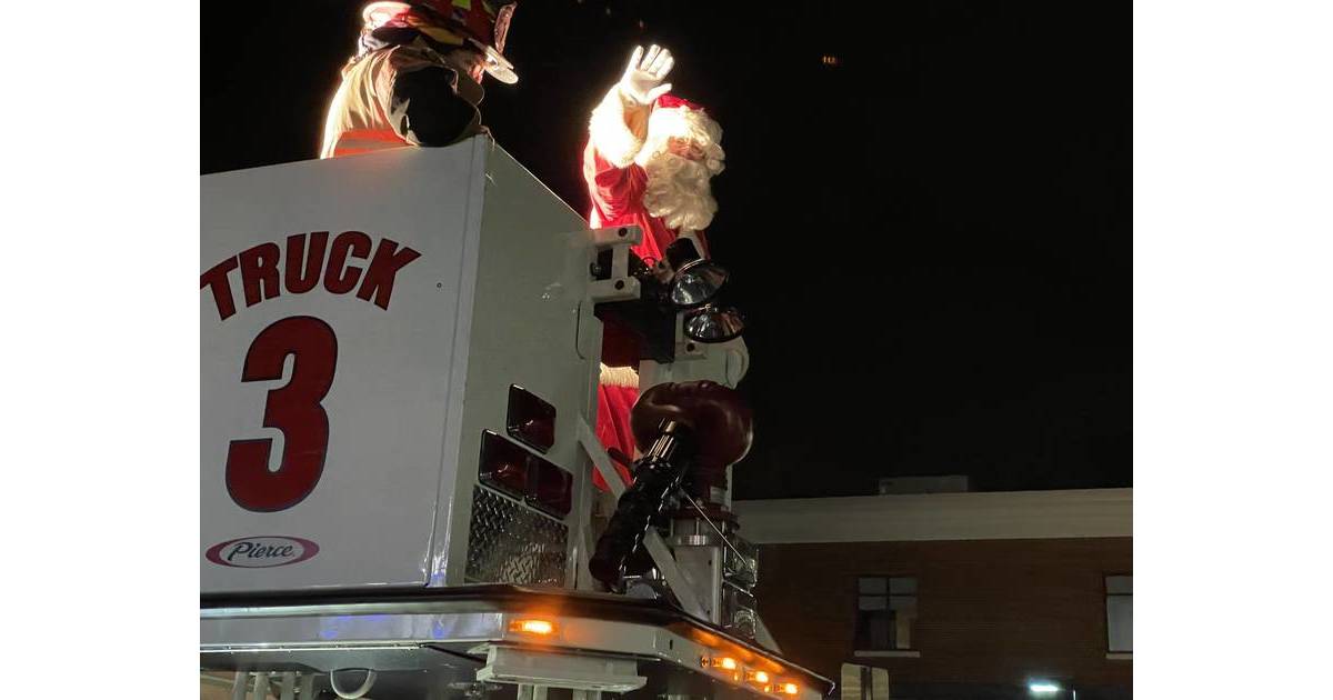 Santa's Arrival and Christmas Walk Draws Huge Crowd in New Providence