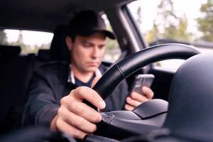 Carousel image 4f58caa43ef2a10fb20c distracted driver