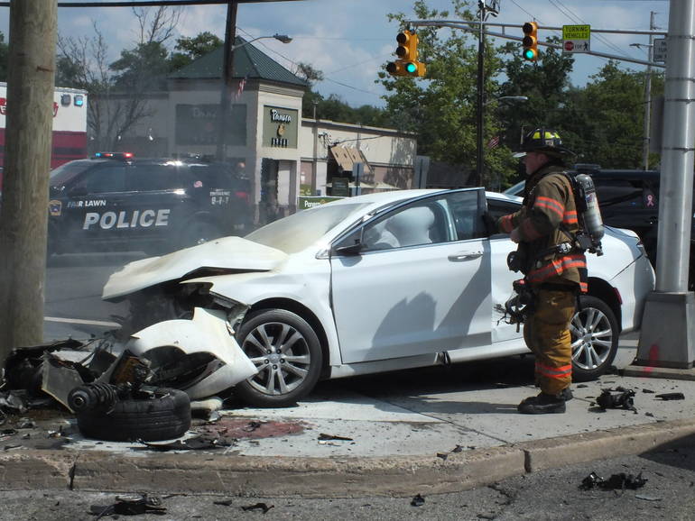 Car Crash Flying Debris Injures 3 People After Police Chase That Ends At Fair Lawn Avenue Fair Lawn Glen Rock Nj News Tato
