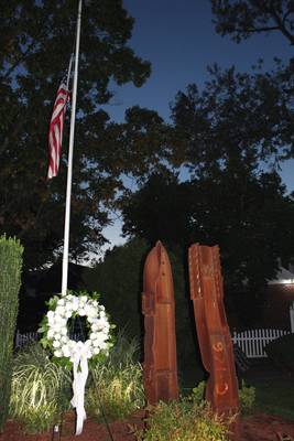 Carousel_image_d12c5cea4c98c6c022ec_edit_memorial_wreath_flag