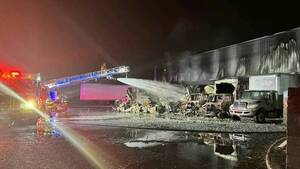 Carousel image 573925447153f8bc70e7 ew tractor trailer fire 1
