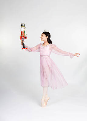 Carousel image 6eb00c16aad2af14266e farrah danborn clara
