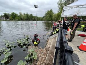 Carousel image a4bcdc2f973673cdd6d2 firefighter dive training 1