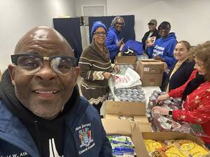 Carousel image 438b9117644fd7006108 food distribution