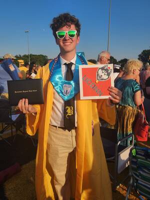 Carousel image 97e5ef6e399f351f5009 followuo on graduation regalia   01