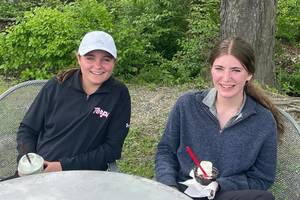 Carousel image e45bf9350866e587d6e7 girls golf 1