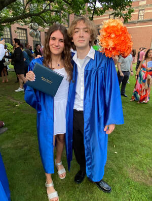 Carousel image 56638e31f6900554319a grad pic 3