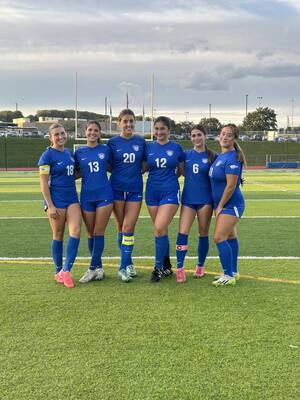 Carousel image 70a76bf2cb099e51442e holmdel girls soccer seniors